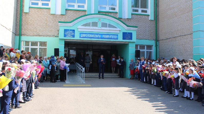 Камское устье татарская школа. Директор камско усть4 сош фото закирова. Школа устье. Камско устьинская школа. Камское устье татарская сош.